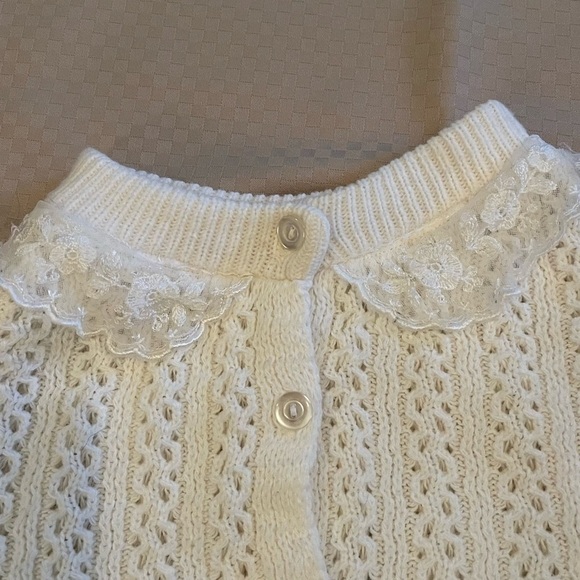 Grand Knitwear vintage acrylic knitted, fringed child’s shawl in ivory. - Picture 5 of 9